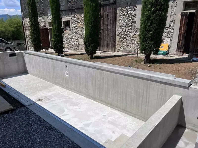 przygotowanie powierzchni basenu.webp